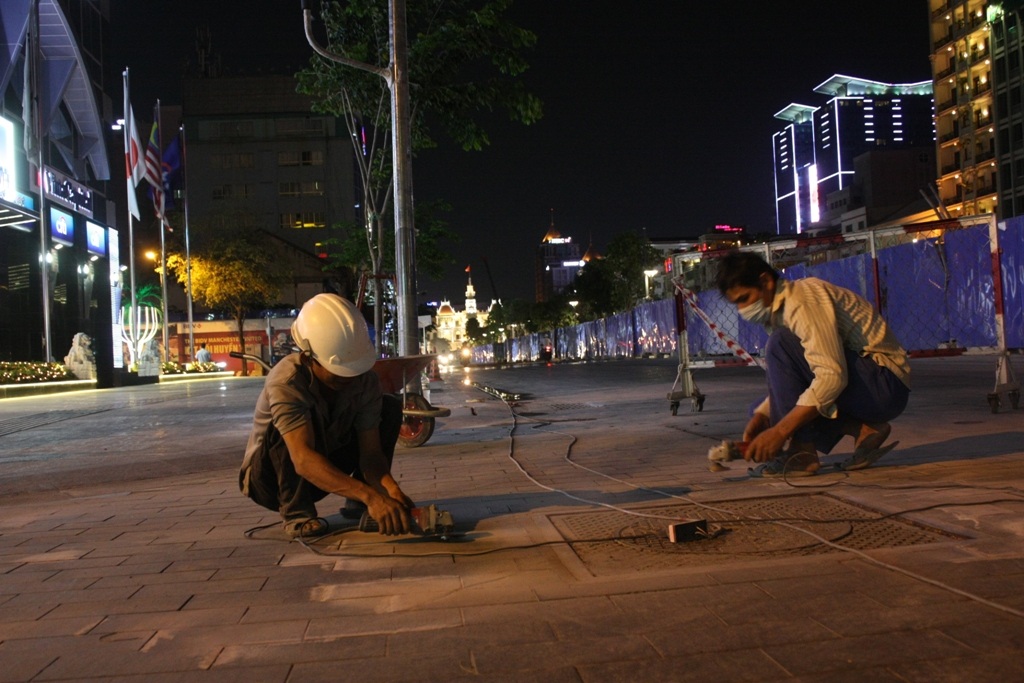 Phố đi bộ Nguyễn Huệ "khởi động" đài phun nước nghệ thuật - 4 Từng viên đá tại các giao lộ, vỉa
hè cũng được xử lý hết sức tỉ mỉ