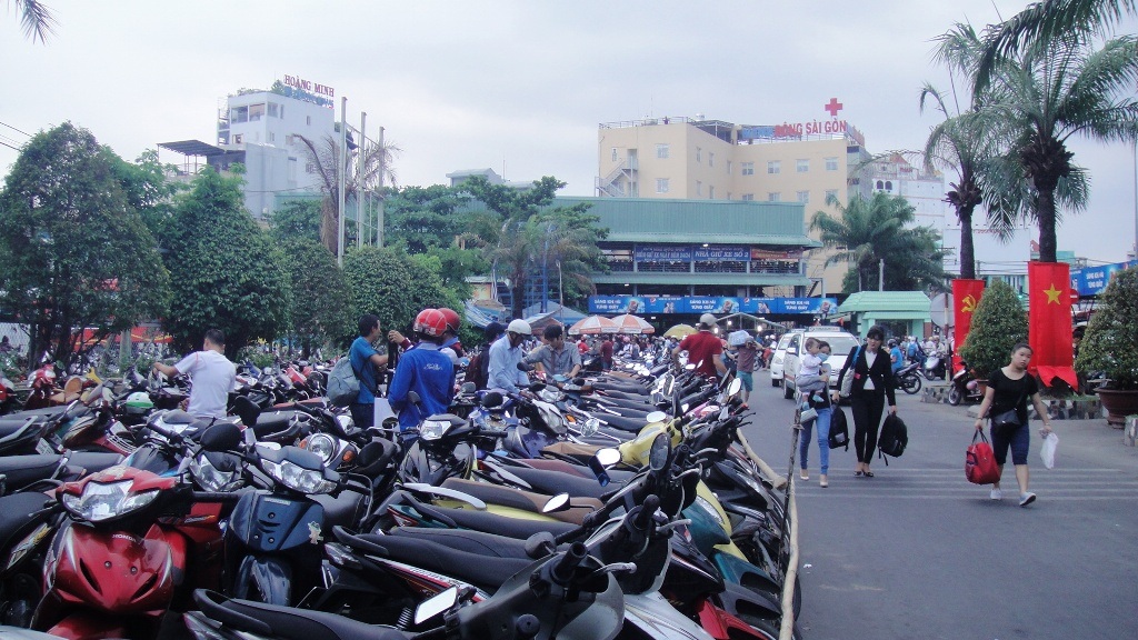 Người dân ùn ùn về quê nghỉ lễ, quốc lộ 1A tắc nghiêm trọng - 23 … còn bãi xe phụ cũng bị quá tải