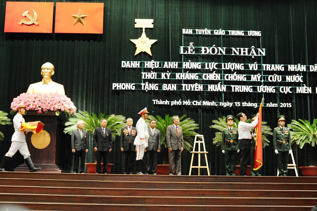 Ban Tuyên huấn Trung ương Cục miền Nam nhận danh hiệu Anh hùng lực lượng vũ trang - 1 Ban Tuyên huấn TƯ Cục miền Nam nhận danh hiệu Anh hùng lực lượng vũ trang nhân dân