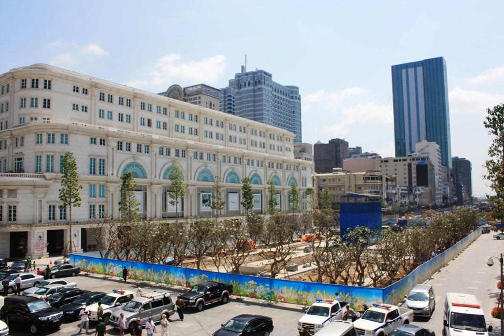 Công trường thi công phố đi bộ Nguyễn
Huệ (quận 1)