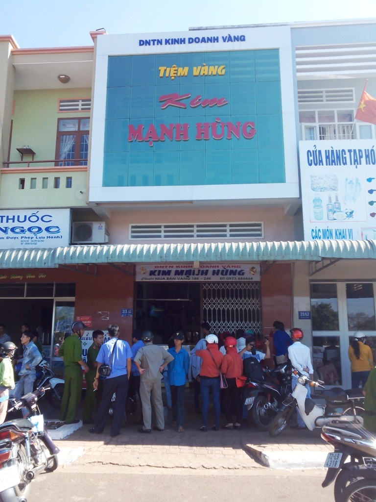 Ngang nhiên dùng búa cướp tiệm vàng giữa ban ngày - 1 Đối tượng
manh động dùng búa cướp tiệm vàng ngay giữa trung tâm thị trấn