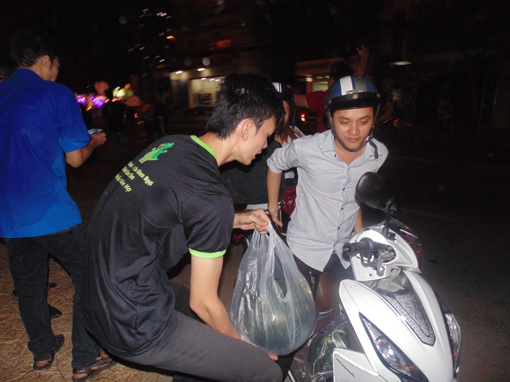 Các bạn tình nguyện viên hỗ trợ chuyển dưa cho khách mua
ủng hộ