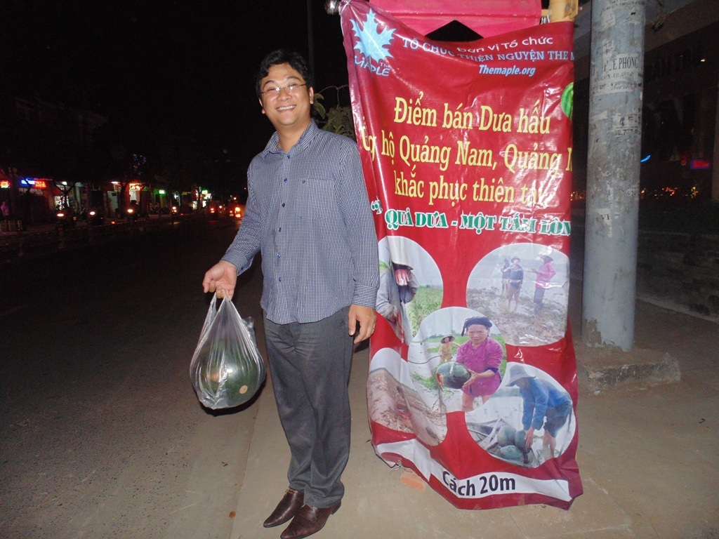 Chụp ảnh kỷ niệm với thông điệp của dự án “Giải cứu nông
sản”