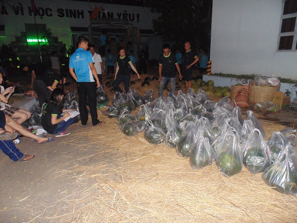 Chuyển dưa hấu cho khách đặt
hàng qua điện thoại