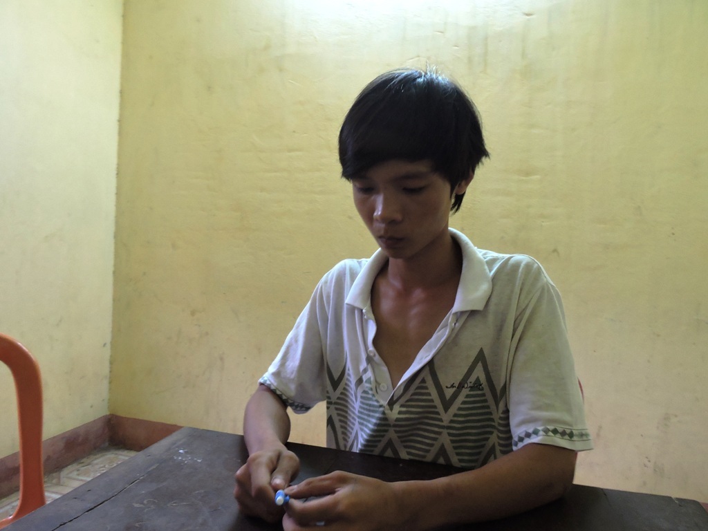 Bắt nghi can vào nhà hiếp dâm nữ sinh - 1 Nghi
can Lê Ngọc Thời tại cơ quan điều tra