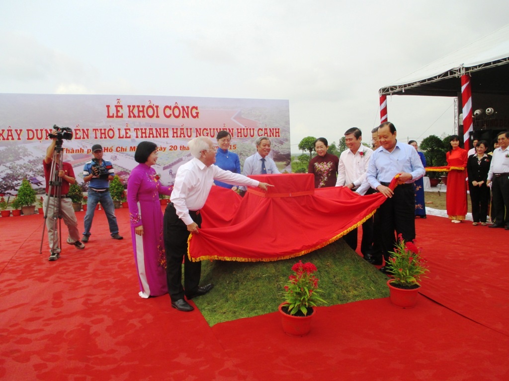 Khởi công xây dựng đền thờ Lễ Thành hầu Nguyễn Hữu Cảnh - 1 Lãnh đạo TPHCM thực hiện nghi thức khởi
công xây dựng Đền thờ Lễ Thành hầu Nguyễn Hữu Cảnh