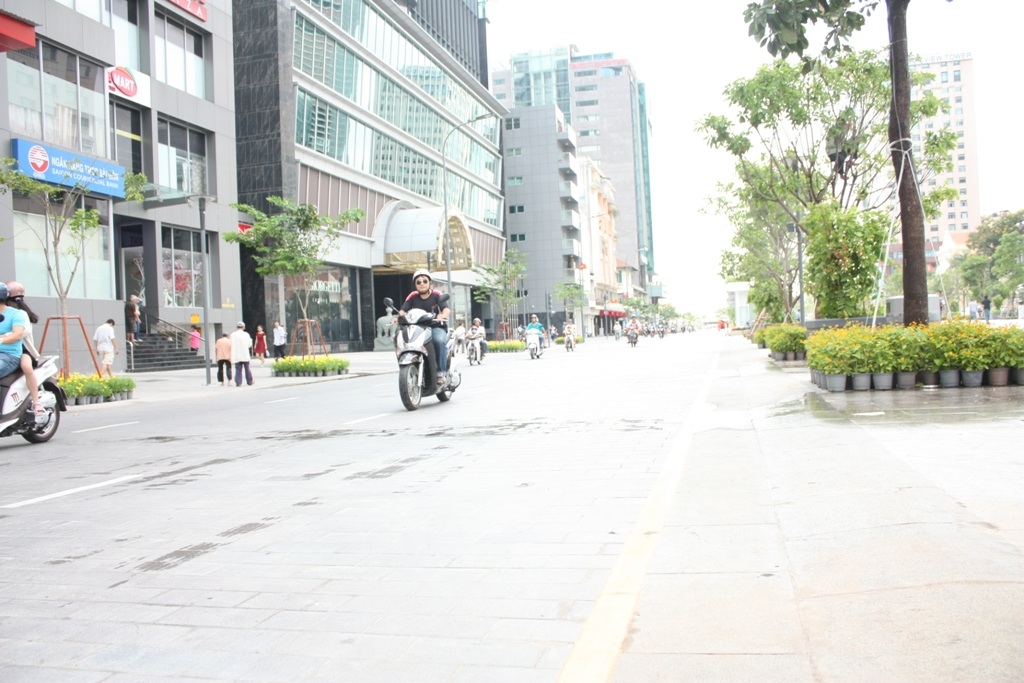 Người Sài Gòn hào hứng trải nghiệm phố đi bộ đầu tiên - 2 Các phương tiện giao thông được tổ chức lưu thông một chiều trên 2 trục đường dọc khu phố