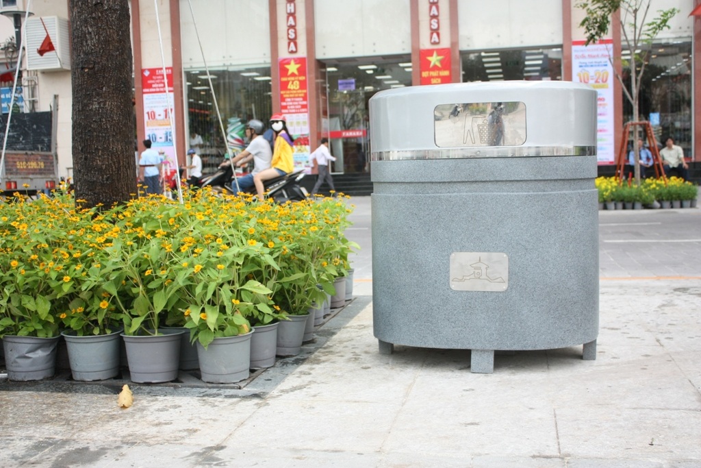 Người Sài Gòn hào hứng trải nghiệm phố đi bộ đầu tiên - 6 Thùng rác được thiết kế khá mát mắt và thân thiện, đặt cạnh gốc cây