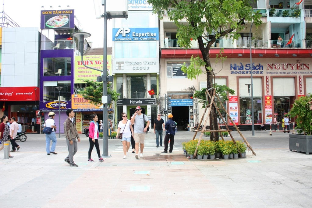 Người Sài Gòn hào hứng trải nghiệm phố đi bộ đầu tiên - 8 Làn đường lưu thông một chiều rộng 10,5m (với 3 làn xe)