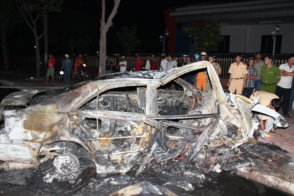 Xe Camry đâm tứ tung rồi bốc hỏa, tài xế chết cháy - 1 Ô tô bị thiêu rụi
sau khi xảy ra tai nạn giao thông