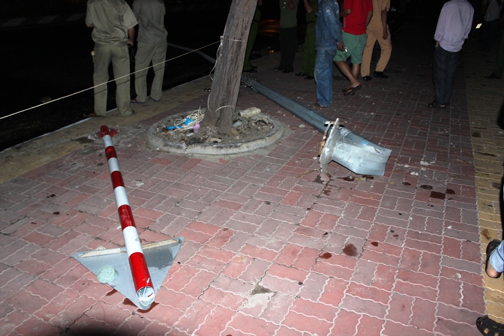 Xe Camry đâm tứ tung rồi bốc hỏa, tài xế chết cháy - 2 Cộ