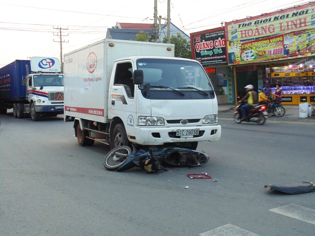 Xe máy “chui” gầm ô tô, nam thanh niên nguy kịch - 1 Vụ tai nạn khiến nam thanh niên bị tông văng xa 10m, trong khi chiếc xe máy nằm gọn dưới gầm ô tô
