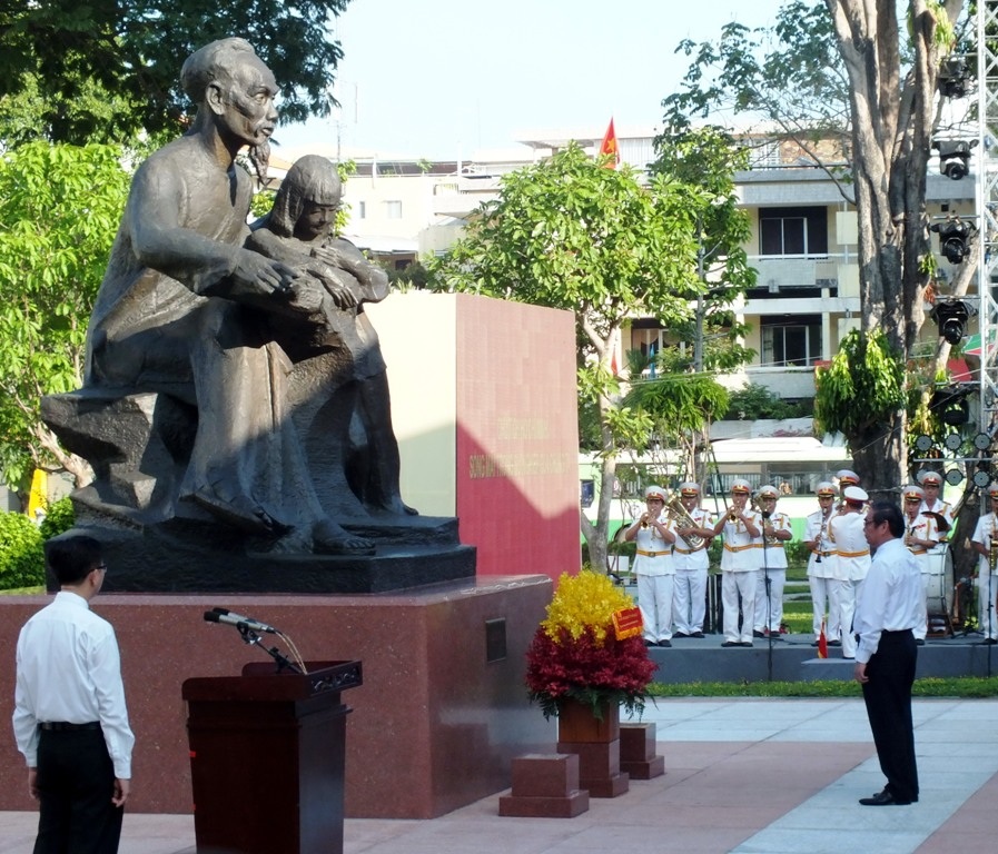 Cung thỉnh Tượng nghệ thuật “Bác Hồ với thiếu nhi” về Nhà Thiếu nhi TP - 1 Cung thỉnh Tượng nghệ thuật “Bác Hồ với thiếu nhi” về Nhà Thiếu nhi TP