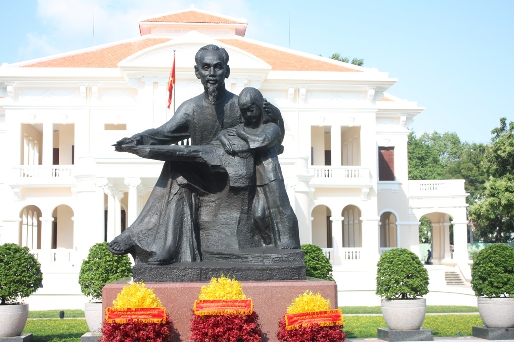 Cung thỉnh Tượng nghệ thuật “Bác Hồ với thiếu nhi” về Nhà Thiếu nhi TP - 2 Cung thỉnh Tượng nghệ thuật “Bác Hồ với thiếu nhi” về Nhà Thiếu nhi TP