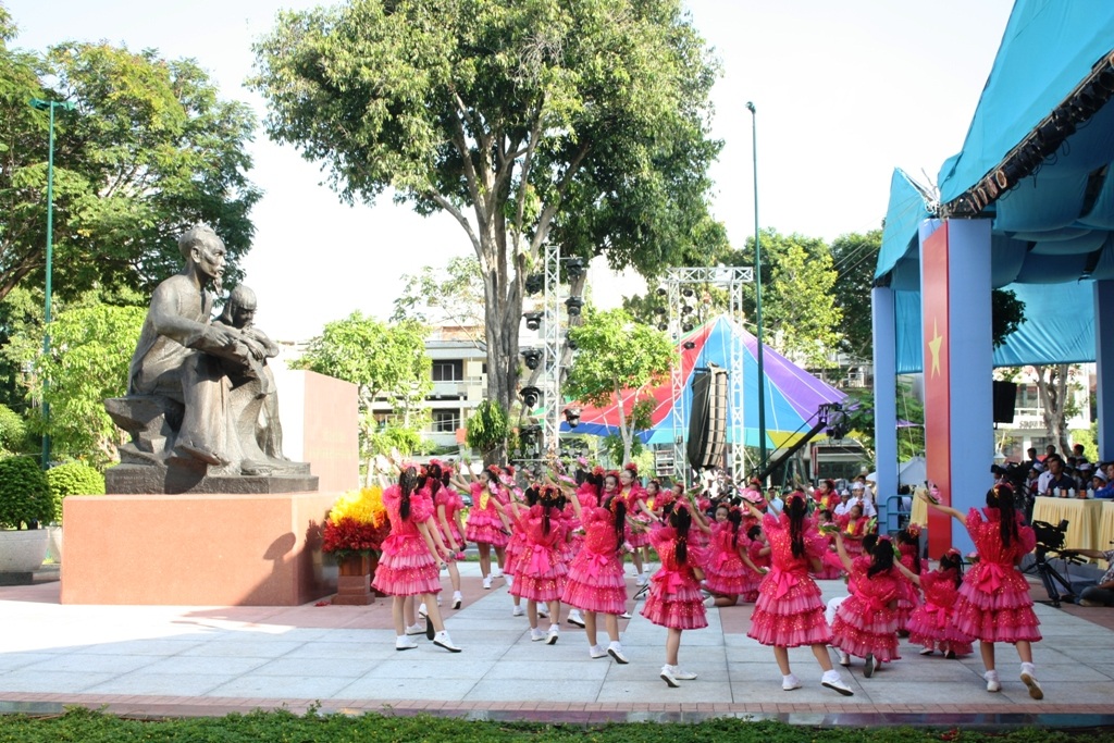 Cung thỉnh Tượng nghệ thuật “Bác Hồ với thiếu nhi” về Nhà Thiếu nhi TP - 3 Cung thỉnh Tượng nghệ thuật “Bác Hồ với thiếu nhi” về Nhà Thiếu nhi TP
