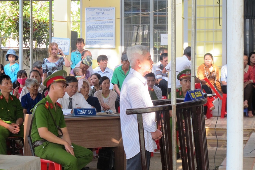 Lãnh án vì tạt a xít vào mặt tình địch - 1 Bị cáo
Trần Minh Nhã tại phiên tòa xét xử lưu động