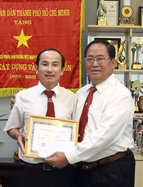 Tài xế taxi trả lại 450 triệu đồng cho hành khách đãng trí - 1 Ông Tạ Long Hỷ tặng thưởng cho tài xế
Nguyễn Thanh Sơn