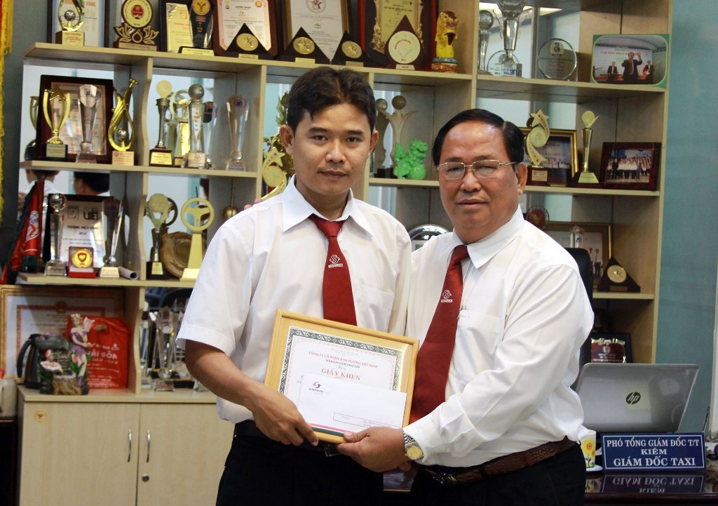 Ông Tạ Long Hỷ tặng thưởng cho tài xế Trịnh Chánh Ngôn
