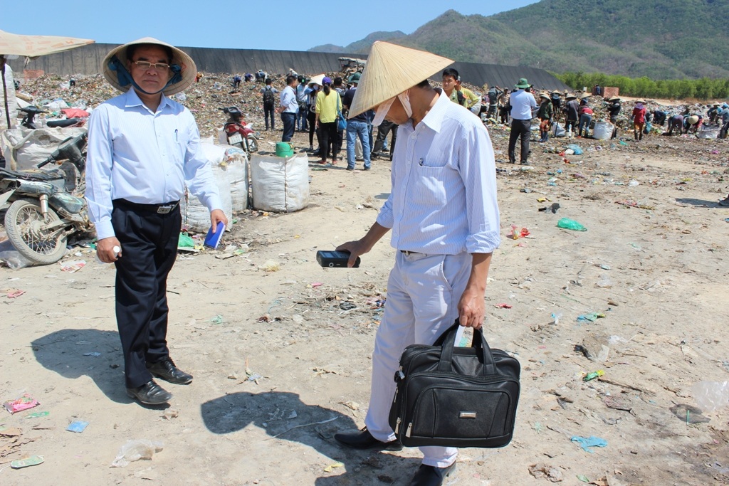 Cục trưởng Vương Hữu Tuấn (trái) đang chỉ đạo
công tác dò tìm nguồn phóng xạ bị mất.