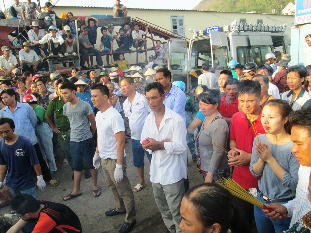 Điều tra nguyên nhân 4 thuyền viên tử vong trong hầm cá - 2 Người dân bàng hoàng trước cái cái chết thương tâm của 4 thuyền viên