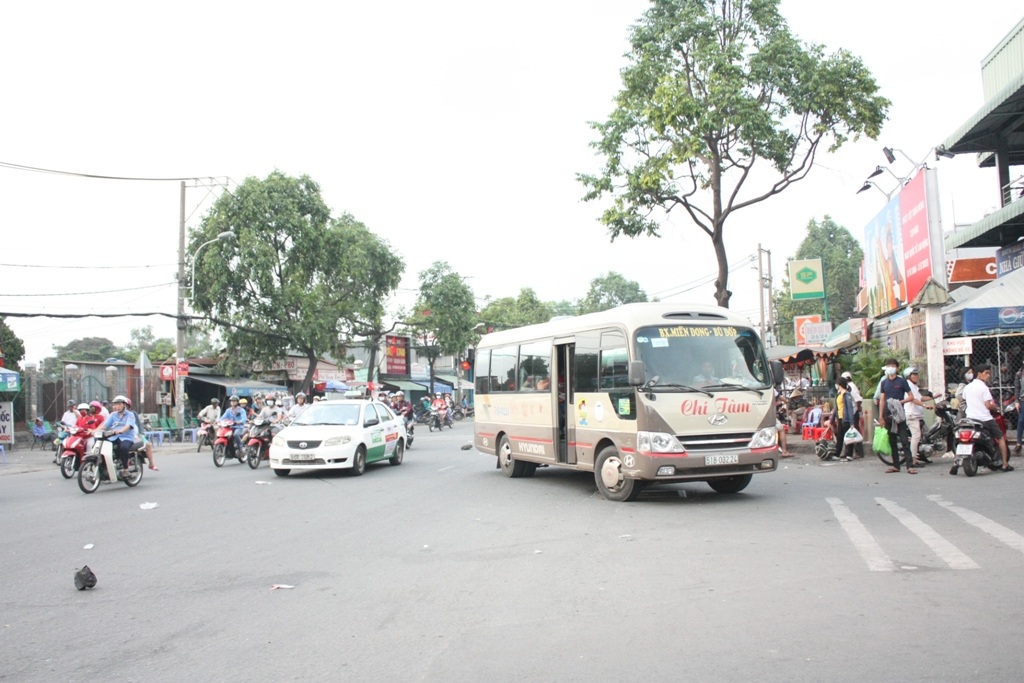 Bến xe miền Đông thông thoáng trong ngày người dân trở lại thành phố - 3 Giao
thông khá thông thoáng trước cổng vào bến xe miền Đông