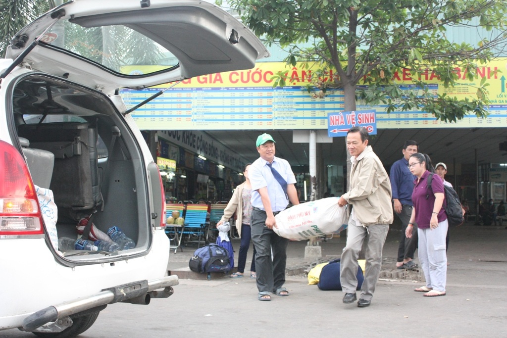 Bến xe miền Đông thông thoáng trong ngày người dân trở lại thành phố - 6 Người đàn ông này mang theo cả hoa lan