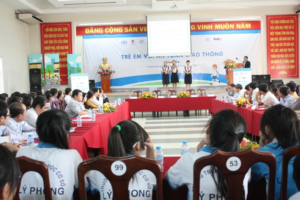 Triển lãm “những tấm ảnh biết nói” của học sinh - 1 Làm sao để trẻ em được an toàn khi đến trường ?