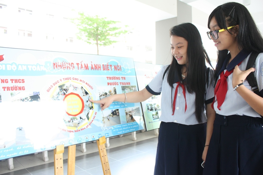 Triển lãm “những tấm ảnh biết nói” của học sinh - 2 Học sinh tham quan triển lãm ảnh về
an toàn giao thông – “Những tấm ảnh biết nói”