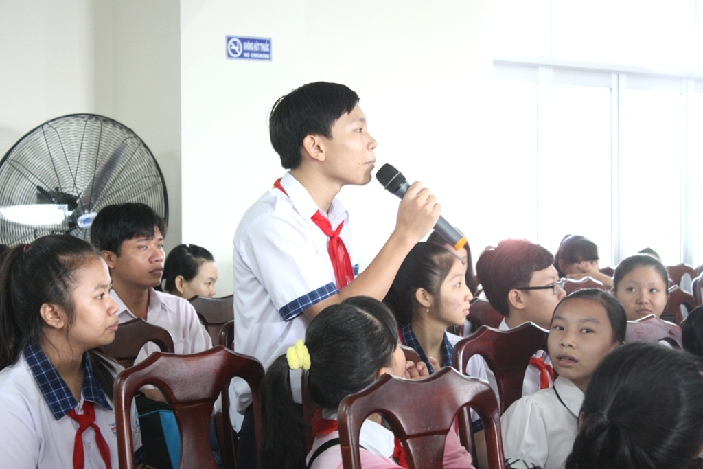 Triển lãm “những tấm ảnh biết nói” của học sinh - 3 Các bạn đặt câu hỏi đến khi nào thì
có làn đường dành cho xe đạp?