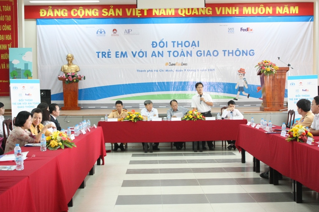Triển lãm “những tấm ảnh biết nói” của học sinh - 4 Các bạn đặt câu hỏi đến khi nào thì
có làn đường dành cho xe đạp?