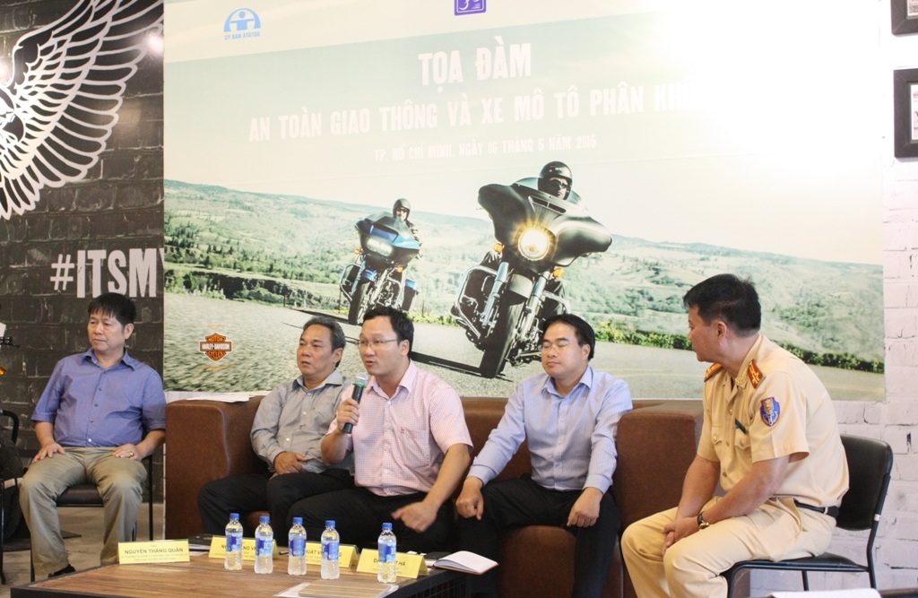 Cho phép mô tô phân khối lớn chạy cùng làn với... ô tô? - 1 Tọa đàm “An toàn giao thông và xe mô
tô phân khối lớn”