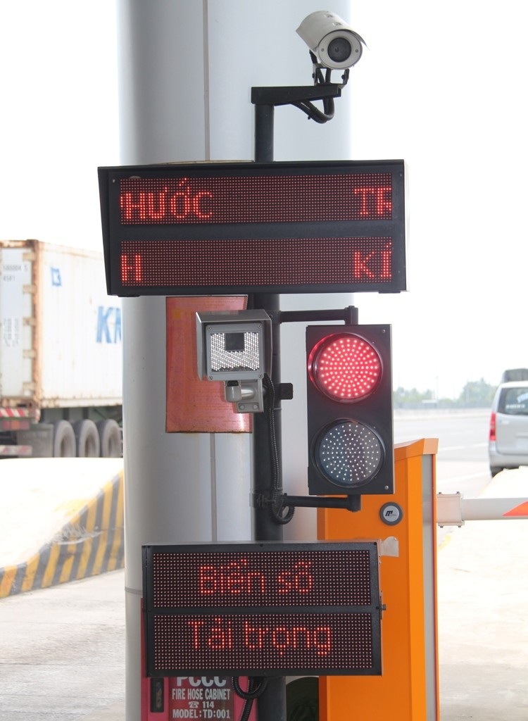 "Giấu" cân tự động dưới nền đường để kiểm tra xe quá tải - 2 Thông tin về biển số xe, tải trọng sẽ được hiển thị
trên bảng điện tử