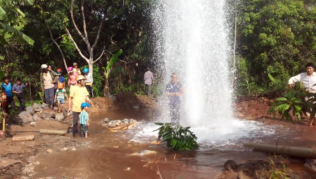 Giếng phun nước cao 20m: Không nên uống nước trực tiếp từ giếng - 2 Nhiều người đã tắm và lấy nước về cho gia đình uống nhằm trị bệnh