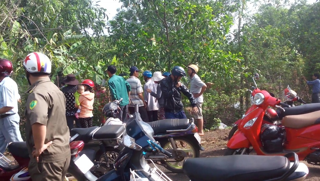 Giếng phun nước cao 20m: Không nên uống nước trực tiếp từ giếng - 1 Rất đông người dân hiếu kỳ kéo về đây xem tận mắt giếng nước kỳ
lạ