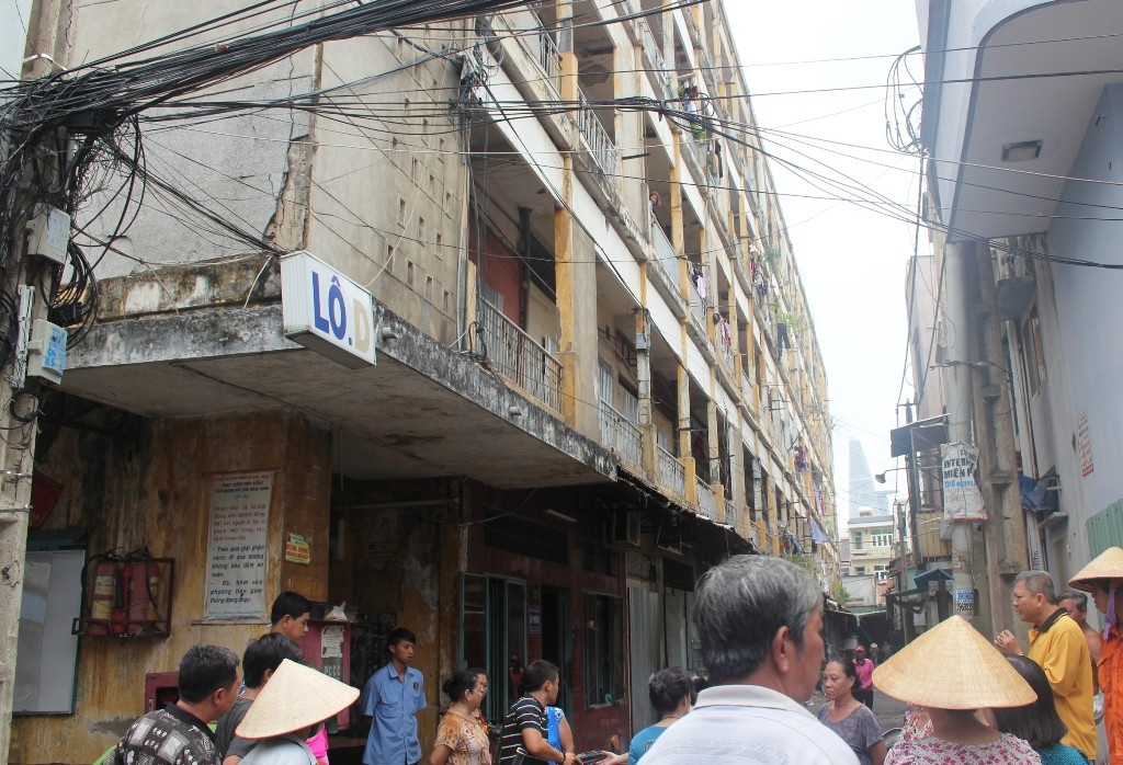 Di dời khẩn cấp các hộ dân sống trong chung cư dọa sập - 1 Lô D chung cư Cô Giang (quận 1) đã xuống
cấp nghiêm trọng, có nguy cơ đổ sập bất cứ lúc nào
