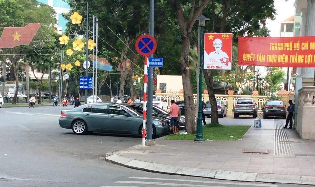 Đua nhau “cát cứ” đường phố, “trấn lột” tiền đậu xe ô tô - 2 … và không quên thu phí ở nơi cấm đậu xe