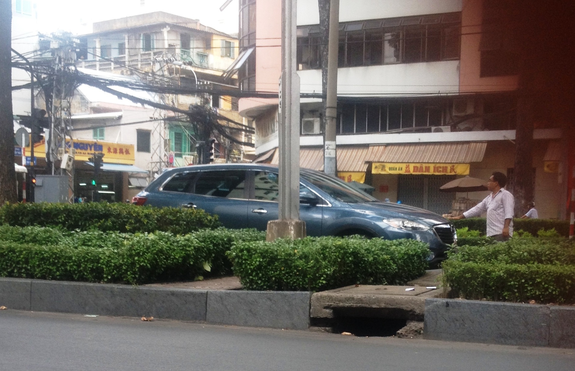 Đua nhau “cát cứ” đường phố, “trấn lột” tiền đậu xe ô tô - 3 Thấy xe xi nhan, người này lập tức ra hướng dẫn chỗ đậu