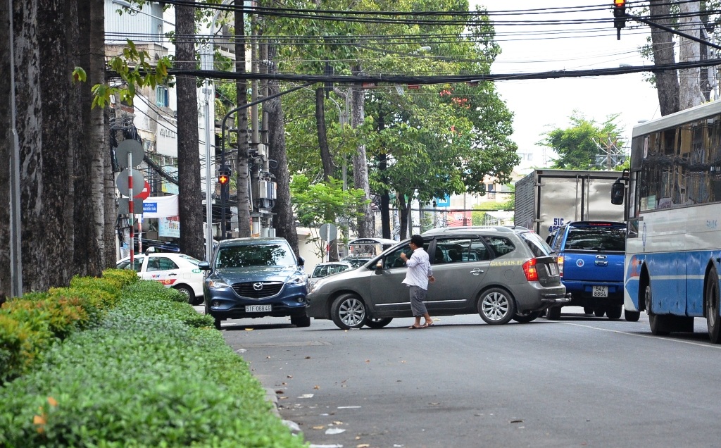 Đua nhau “cát cứ” đường phố, “trấn lột” tiền đậu xe ô tô - 4 Thấy xe xi nhan, người này lập tức ra hướng dẫn chỗ đậu