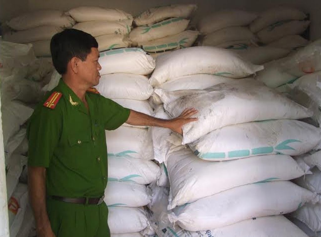 Bắt giữ gần 50 tấn đường cát lậu đang tuồn về Việt Nam - 2 Xe tải chở 200 đường cát lậu bị Công an huyện Châu Thành bắt giữ