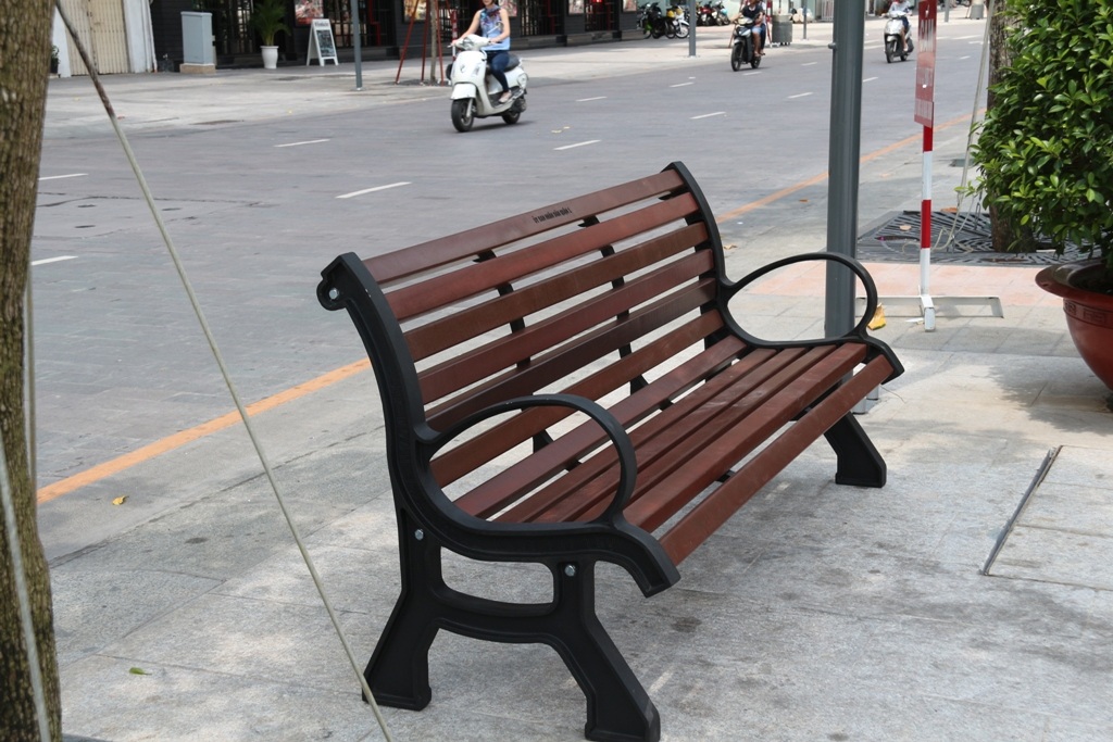 Lắp đặt 160 ghế gỗ trên quảng trường đi bộ Nguyễn Huệ - 3 Mỗi chiếc ghế dài h