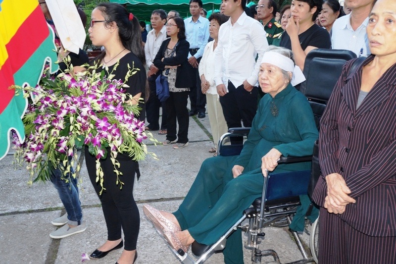 Vợ nhạc sĩ Phan Huỳnh Điểu ngồi xe lăn lặng khóc tiễn đưa chồng - 6 Các con cháu đưa bà theo sau linh cữu của ông