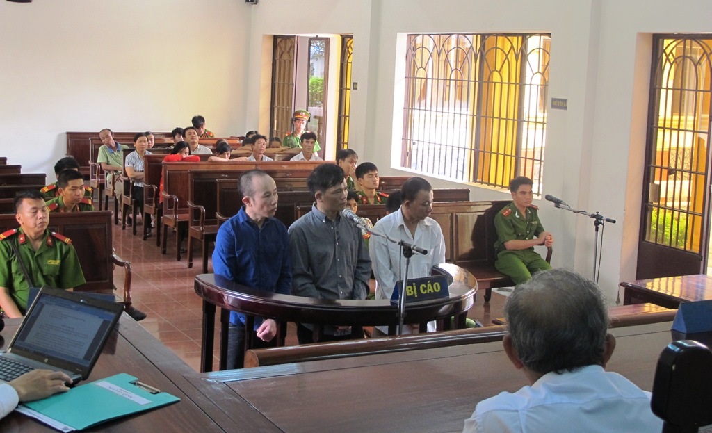 Các bị
cáo Hoàng Văn Phúc, Hoàng Văn Yên và Hoàng Văn Hiền (từ trái sang) trước vành
móng ngựa