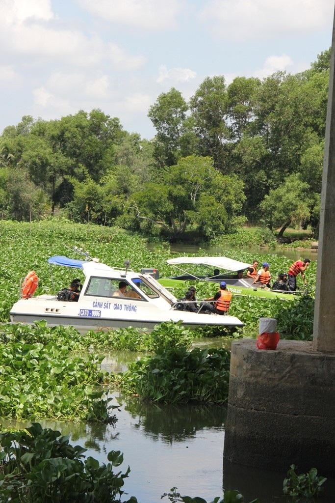 Cán bộ chiến sỹ Công an Tây Ninh đang 
tìm xác người phụ nữ nhảy cầu Gò Dầu