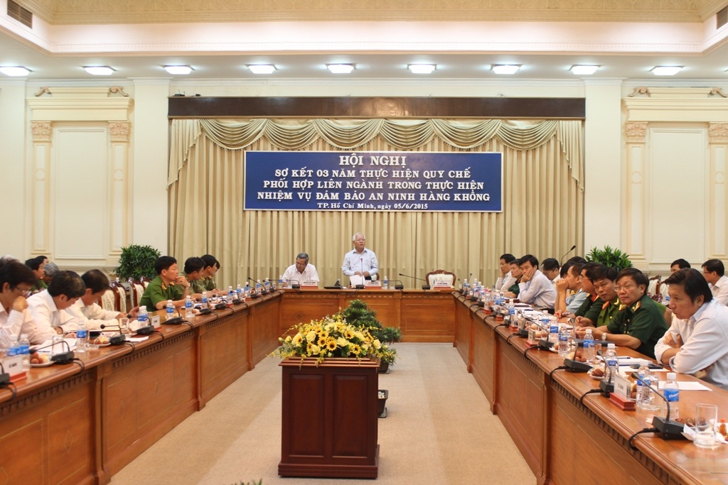 Hành khách xếp hàng
làm thủ tục tại sân bay Tân Sơn Nhất (ảnh Đình Thảo)