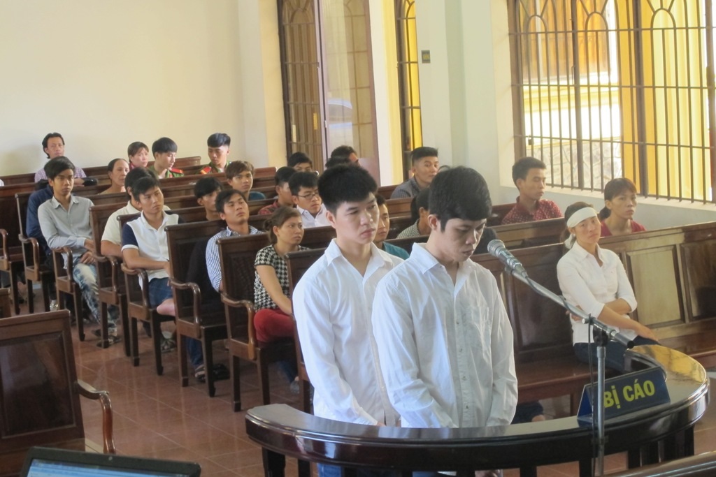 Cú trượt chân oan nghiệt làm chết người vô can! - 1 Hai bị cáo Nguyễn Văn Đạt (bên trái),
Nguyễn Văn Lợi tại phiên tòa
