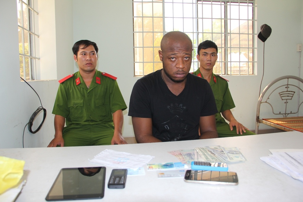 Khởi tố đối tượng vận chuyển ma túy từ Campuchia vào Việt Nam - 1 Nicholas Starr tại cơ quan điều tra