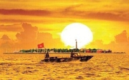 Vẻ đẹp của đảo Song Tử Tây giữa trời và biển (ảnh: NSNA Hoàng Chí Hùng)