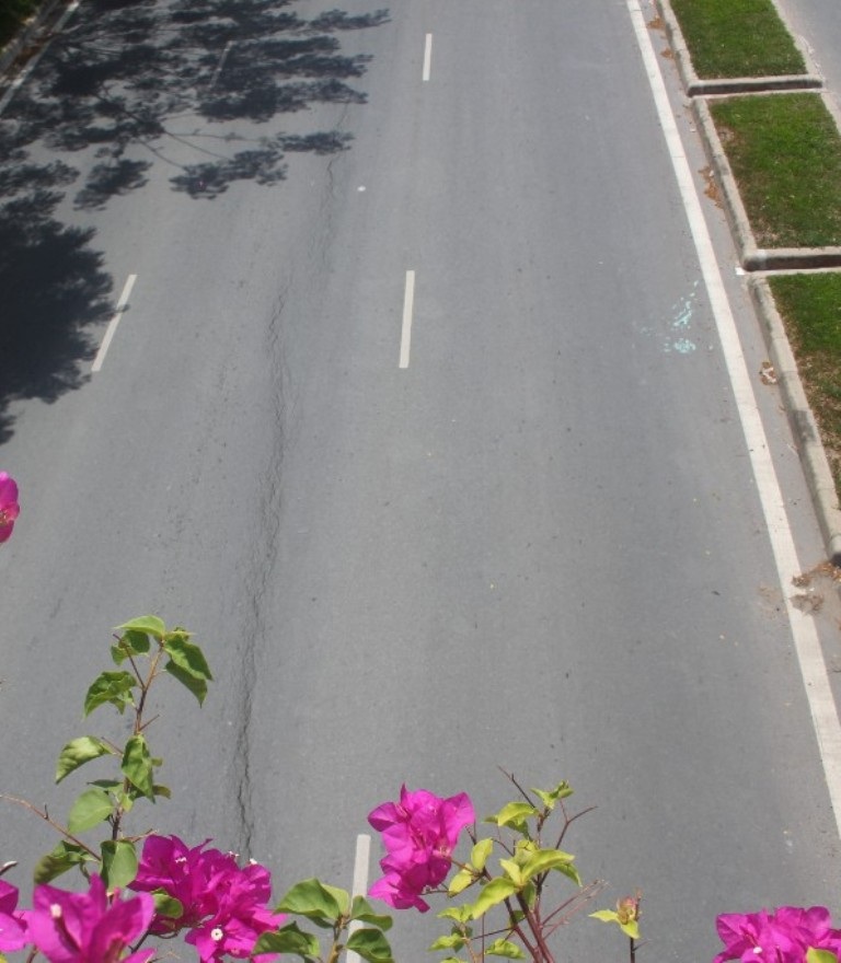 Phát hiện nhiều vết nứt trên đại lộ Võ Văn Kiệt - 1 Vết nứt kéo dài trên Đại lộ Võ Văn Kiệt