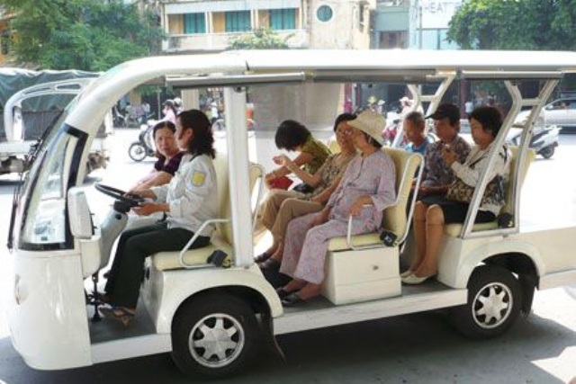 7 ngày đi xe buýt điện miễn phí quanh trung tâm TPHCM - 1 Mô hình xe điện tại Hà Nội