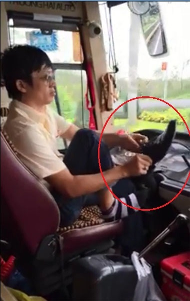 Xử nghiêm tài xế xe khách buông vô lăng để xỏ tất, đi giày - 1 Xử nghiêm tài xế xe khách buông vô lăng để xỏ tất, đi giày